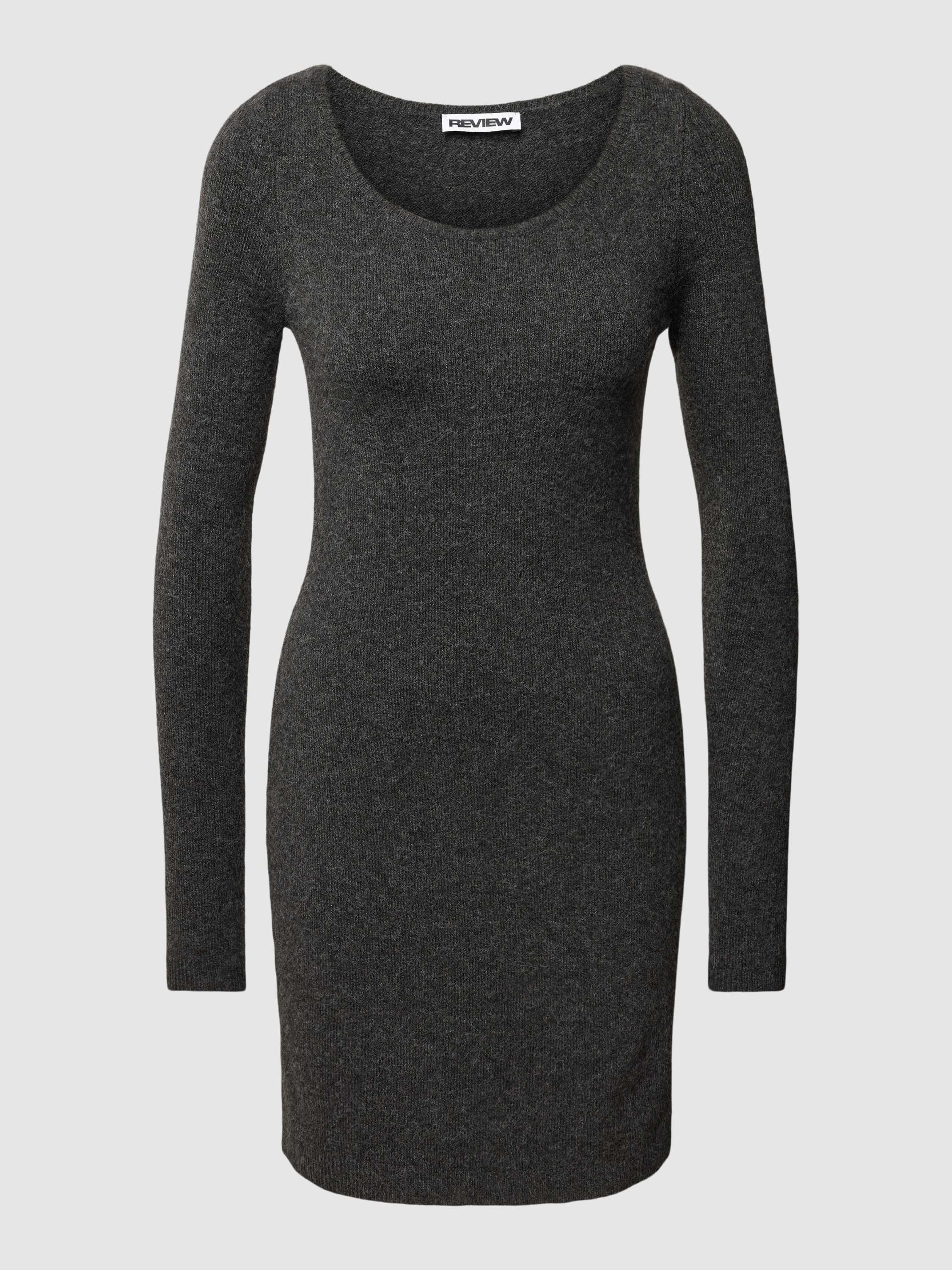 Wie style ich ein graues Strickkleid? Grau und Braun kombinieren