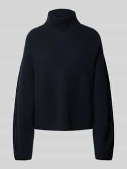 Style Icon Collection Coltrui met gebreid ribmotief van wol curated by Maja Weyhe