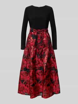 Adrianna Papell Avondjurk met 2-in-1-look.