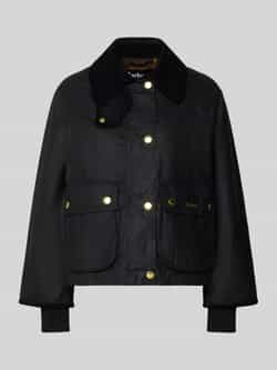 Barbour Jack met platte kraag en klepzakken model ´CROPPED BEADNELL WAX´ in zwart