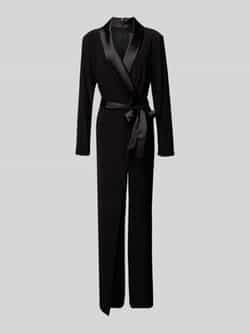 Adrianna Papell Jumpsuit met sjaalkraag en strikceintuur.