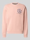 Scotch & Soda sweter o kroju relaxed fit z nadrukiem z logo Brudnoróżowy