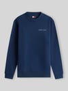 Tommy Jeans Bluza o kroju regular fit z małym napisem z logo Ciemnoniebieski