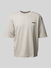 REVIEW T-shirt o kroju oversized z nadrukiem z logo Średnioszary
