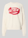 REVIEW Strickpullover mit Label-Print Beige Melange