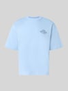 REVIEW t-shirt o kroju regular fit z czystej bawełny z nadrukiem z tyłu Lodowy błękitny