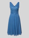 TROYDEN COLLECTION Knielanges Cocktailkleid mit V-Ausschnitt Rauchblau