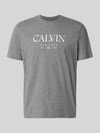 CK Calvin Klein T-Shirt mit Label-Print und Rundhalsausschnitt Mittelgrau Melange