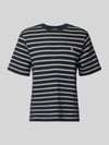 REVIEW Strukturalny t-shirt z haftowanym logo na piersi Granatowy