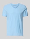 MCNEAL t-shirt z dekoltem w serek i zrolowanym brzegiem Błękitno-niebieski