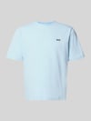 REVIEW Basic T-Shirt mit kleinem Logo-Patch auf der Brust Hellblau