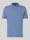 Christian Berg Men koszulka polo o kroju regular fit z haftem Jeansowy niebieski