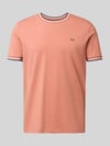 Christian Berg Men T-Shirt mit Kontraststreifen und Rundhalsausschnitt Lachs