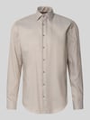 Christian Berg Men Regular Fit Business-Hemd mit Strukturmuster und Kentkragen Taupe