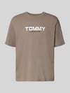 Tommy Jeans Regular Fit T-Shirt aus reiner Baumwolle Taupe