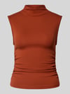 Gina Tricot Top met opstaande kraag en plooien Hazelnoot