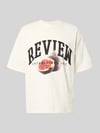REVIEW t-shirt o kroju relaxed fit z nadrukiem z logo Złamany biały