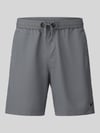 Nike Training Szorty sportowe o kroju regular fit z nadrukiem z logo Średnioszary