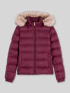 Tommy Jeans Regular Fit Daunenjacke mit Kunstfell Bordeaux