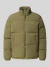Lacoste Regular Fit Daunenjacke mit Stehkragen und integrierter Kapuze Oliv