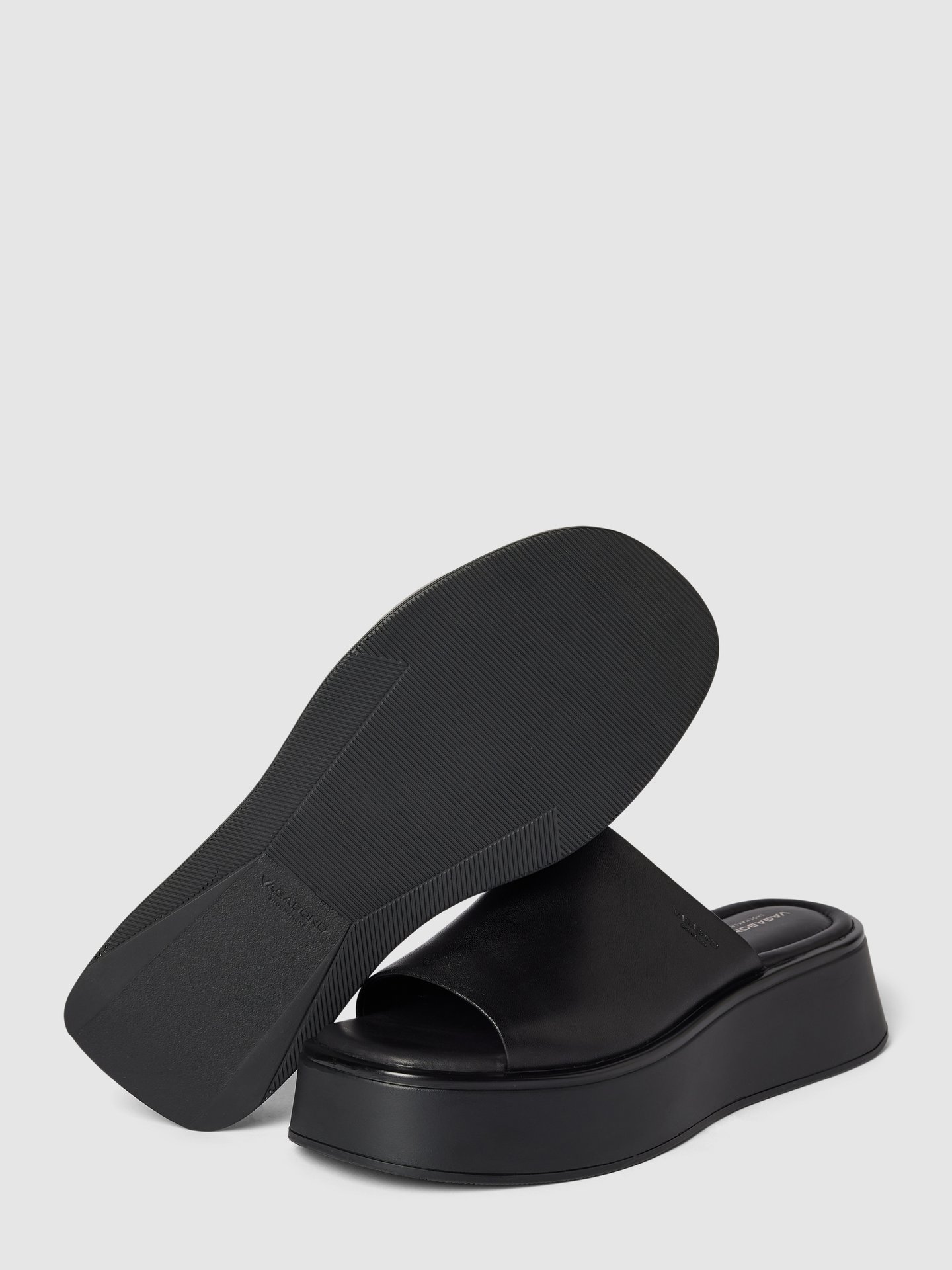 Vagabond Slippers met labeldetail, model 'COURTNEY' in zwart online