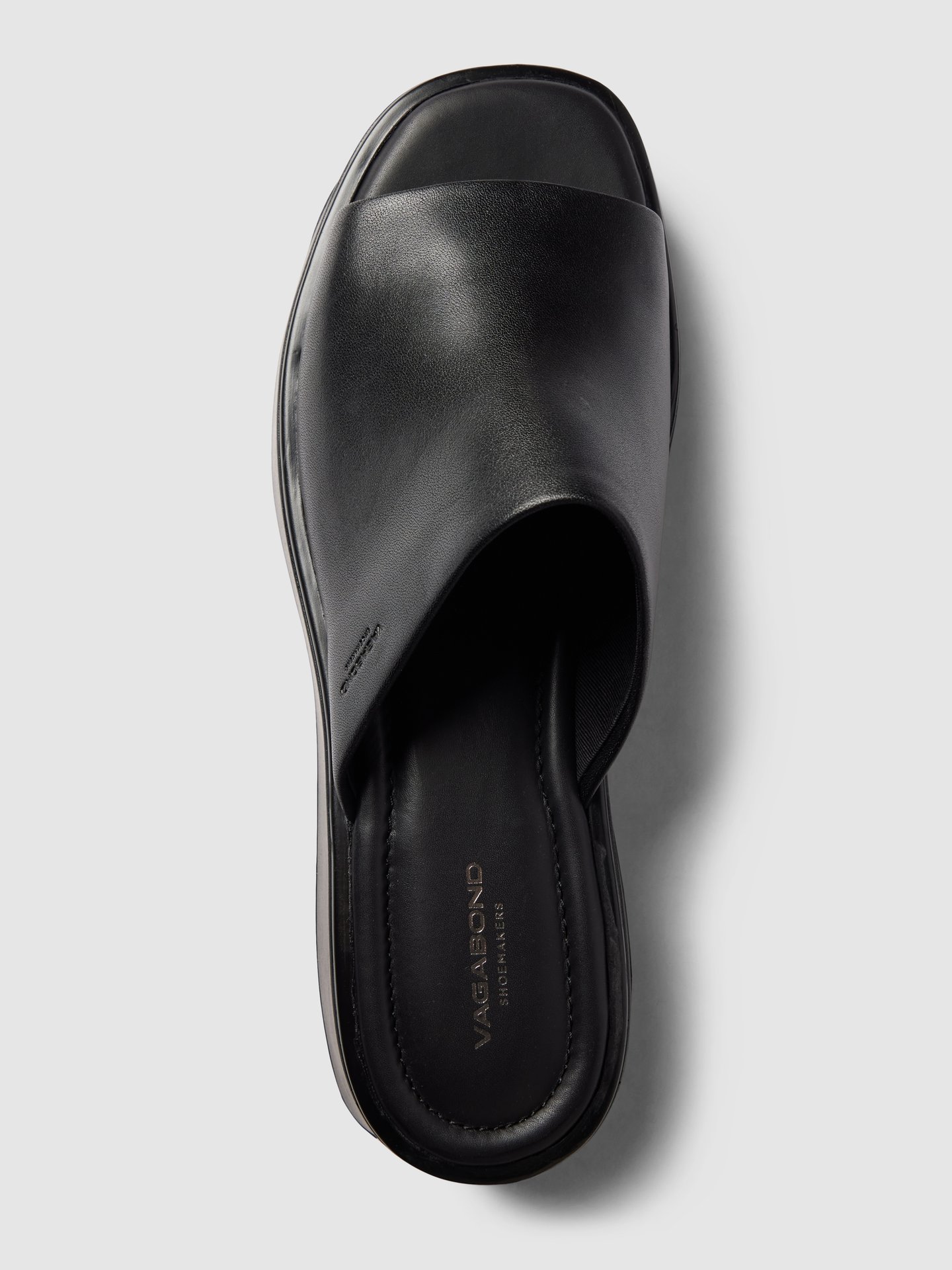 Vagabond Slippers met labeldetail, model 'COURTNEY' in zwart online