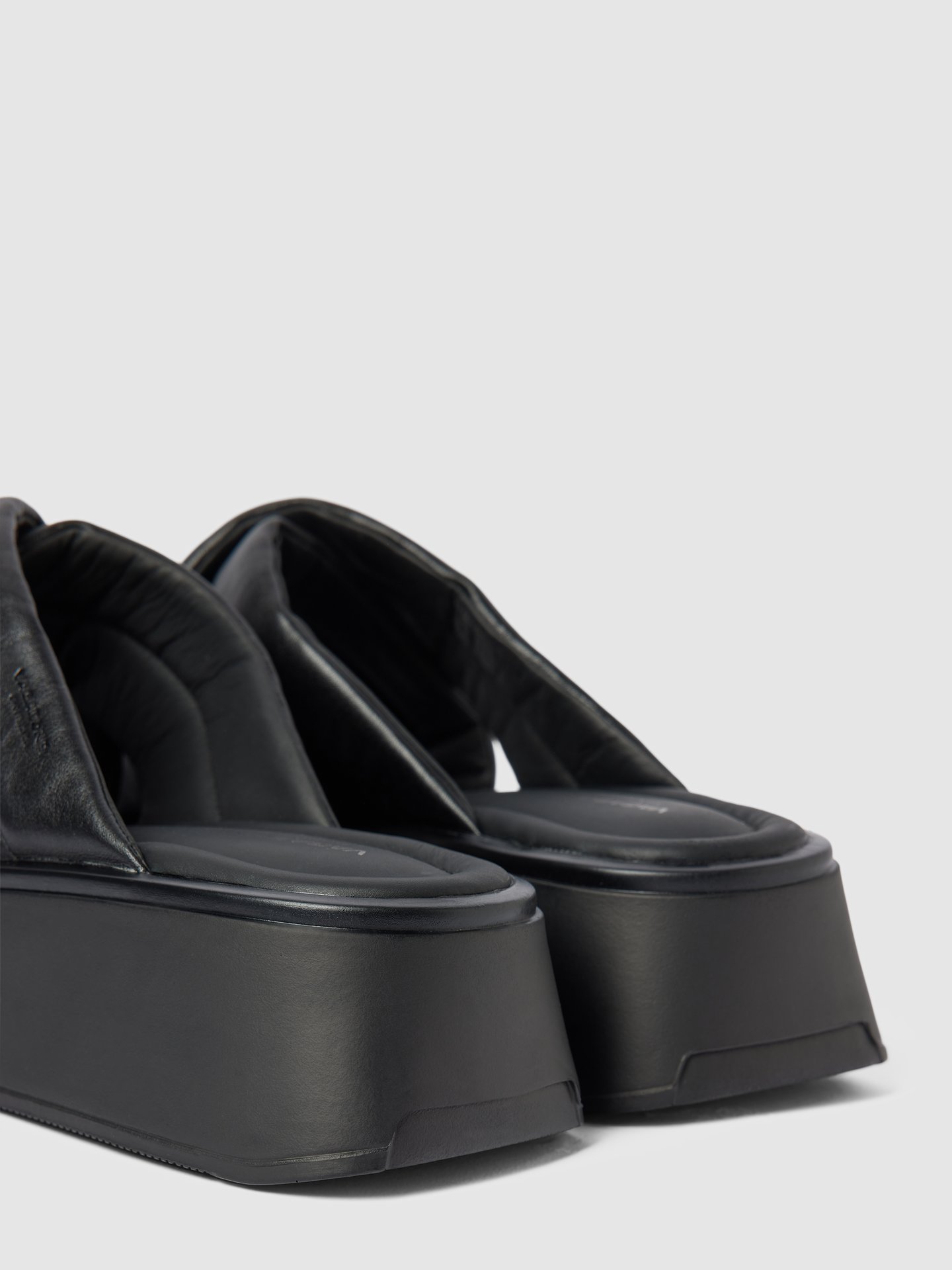 Vagabond Slippers van echt leer, model 'COURTNEY' in zwart online kopen