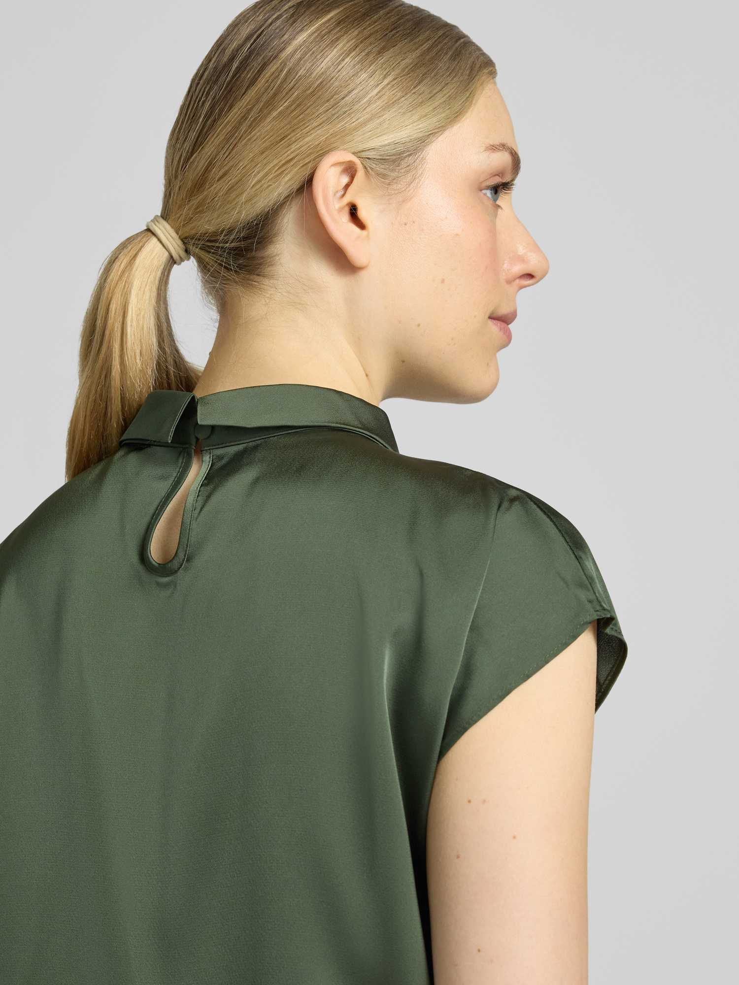 Neo Noir - Elegante Drapy Satin Bluse Mit Knotendetail - Blouses & Shirts - Damen - Grün - S - Bild 3
