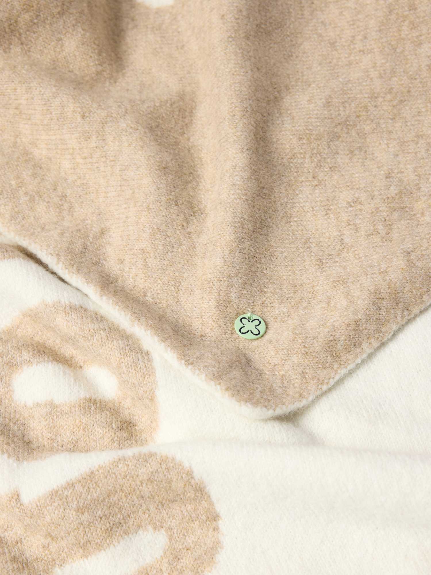 Codello Beige Knitted Triangle Rec. Polyester Mix Paris Quote -100X100x180cm, - Image 3