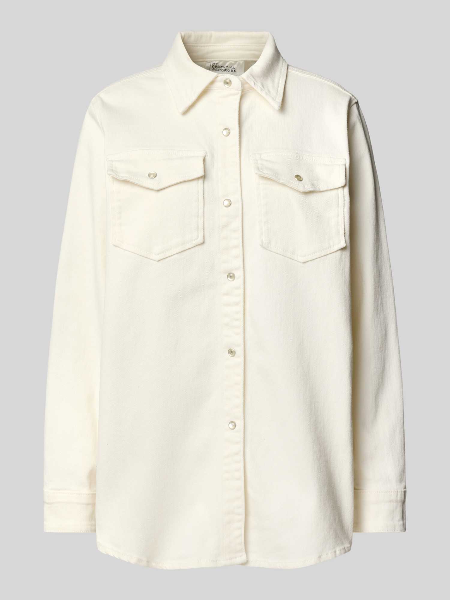 Relaxed fit jeansblouse met paspelzakken op de borst, model 'Dagmar'