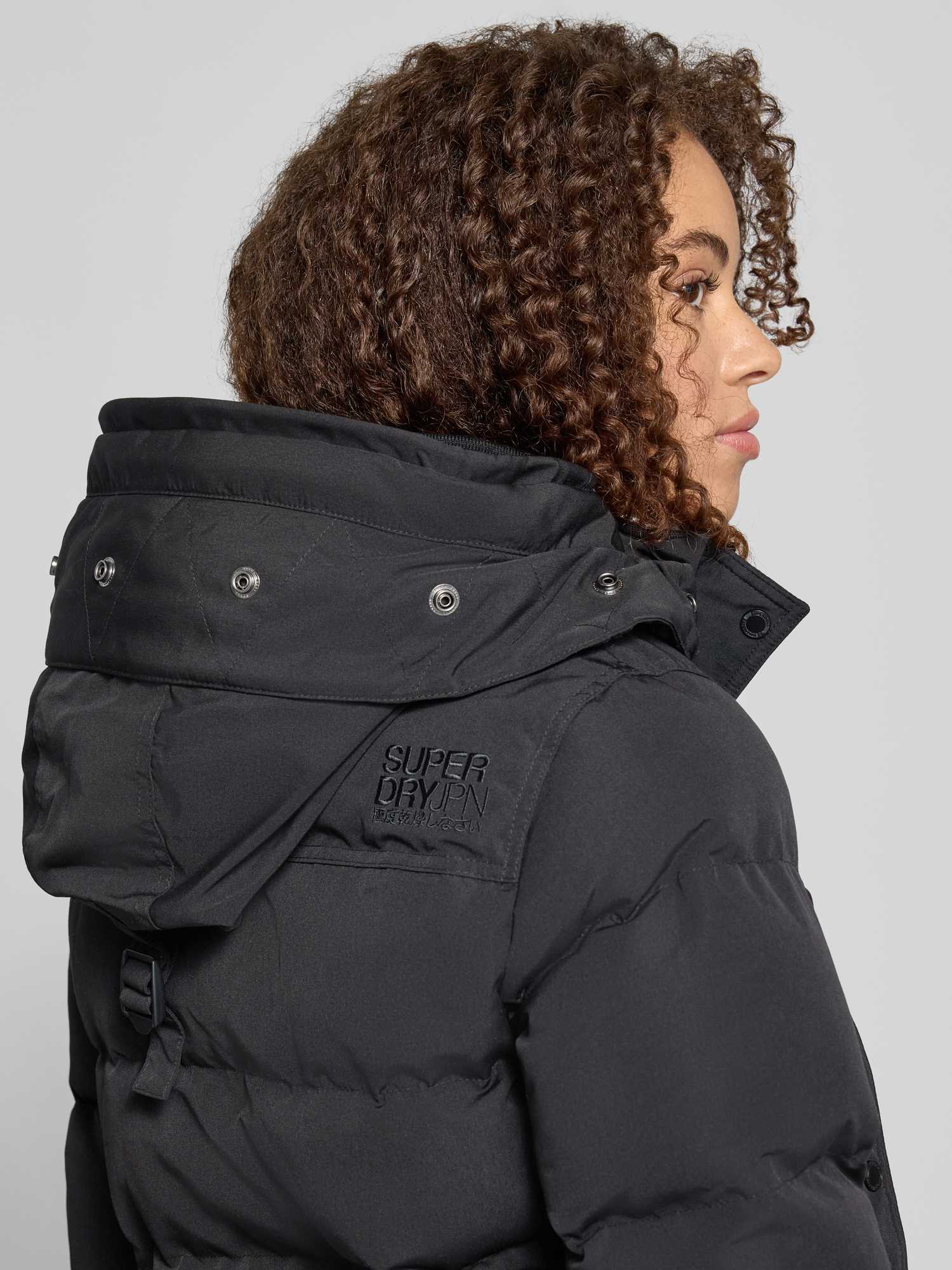 Superdry Damen Schwarz Steppjacke "Everest Hooded Bomber Jkt" Mit Kapuze Kunstfaser Slim Fit erhältlich in Größe L/M/XL von Baur - Bild 6