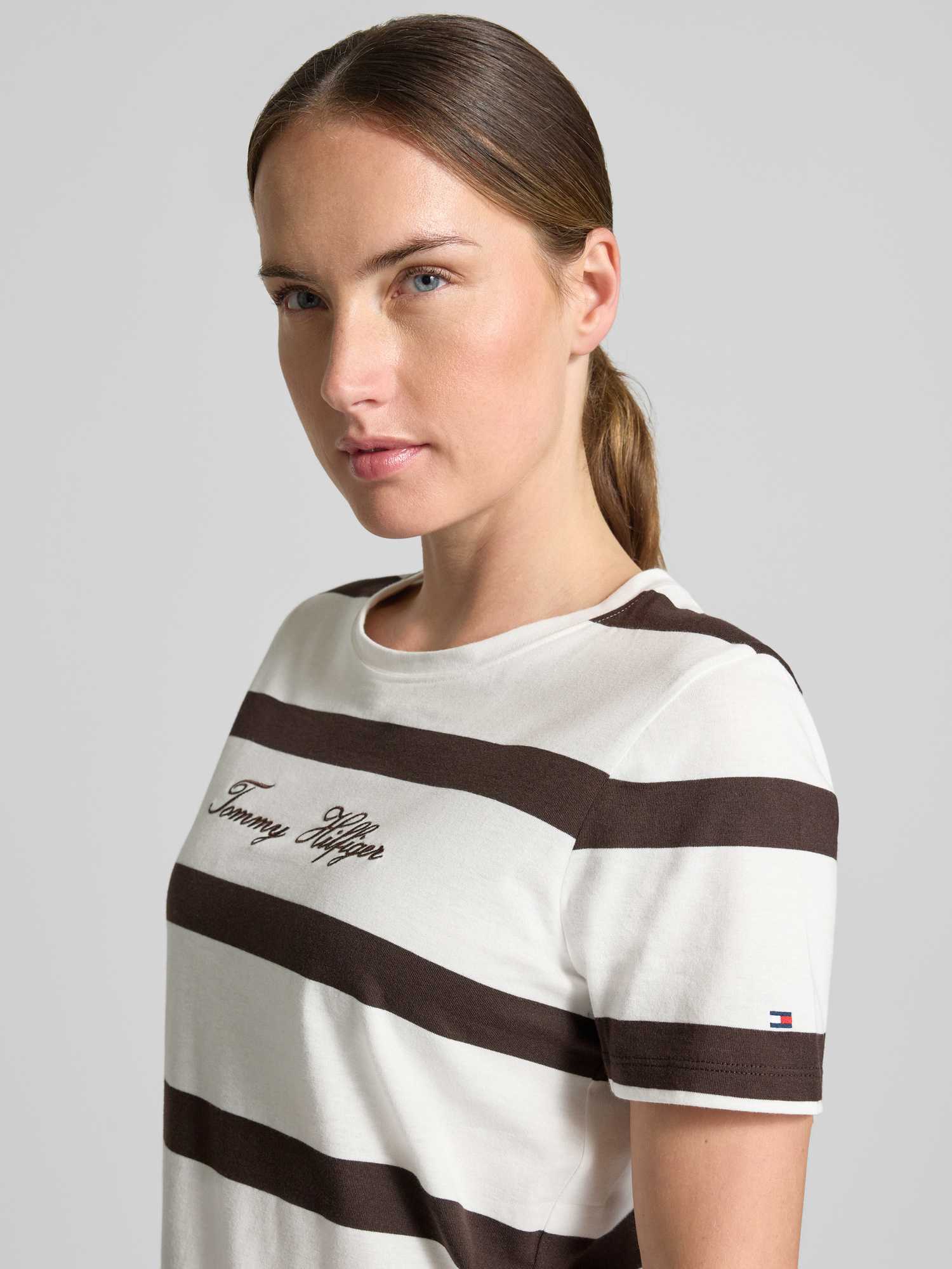 Tommy Hilfiger Damen T-Shirt Kurzarm Script mit Rundhalsausschnitt - Bild 3