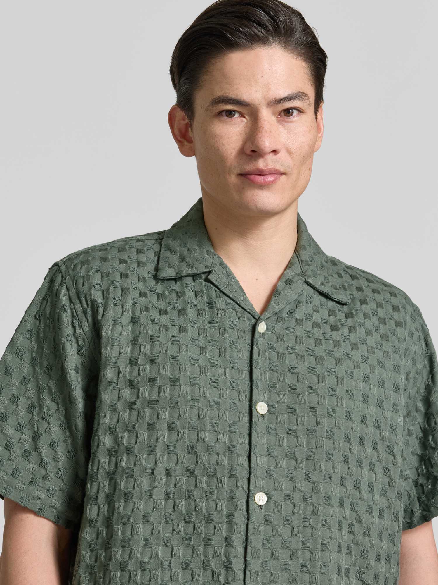 Selected Homme - Slhrlxmonty Texture Ss Shirt - Shirts - Herren - Grün - M - Bild 4