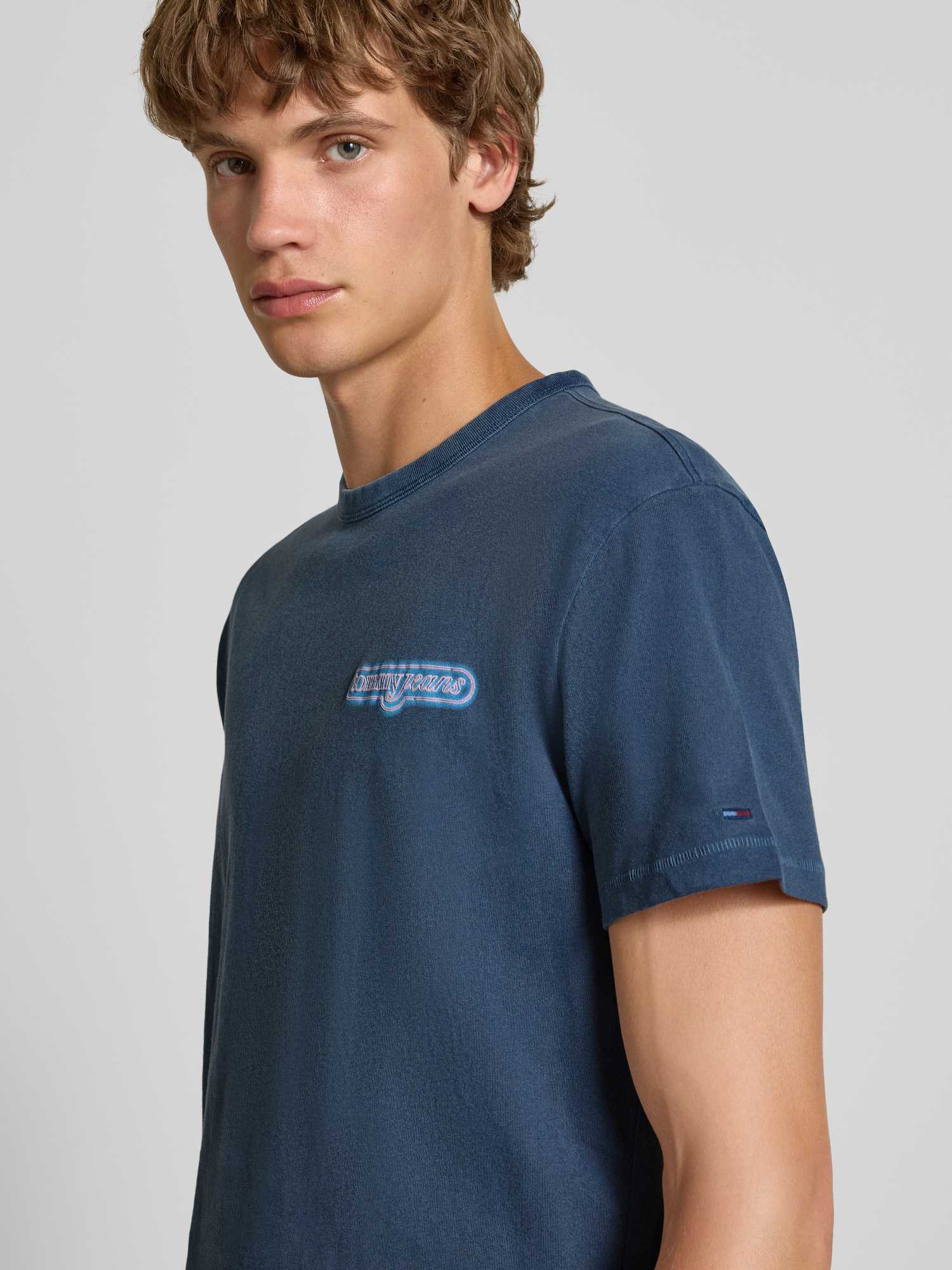 Tommy Jeans Herren Marineblau – T-Shirt In Mit „Coney Island“-Neonschild-Print Auf Dem Rücken - Bild 3