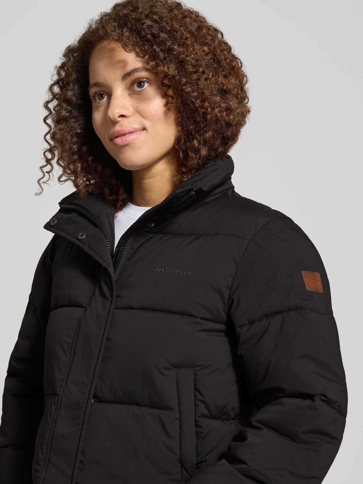 Guess - Cropped Puffer Jacket - Jackets - Damen - Schwarzk - M - Bild 3