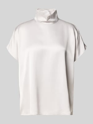 Fließende Bluse mit Stehkragen - curated by Isabelle Hartmann Shop The Look MANNEQUINE