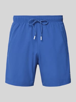 Relaxed Fit Badeshorts mit Label-Print Modell 'Iconic' Shop The Look MANNEQUINE