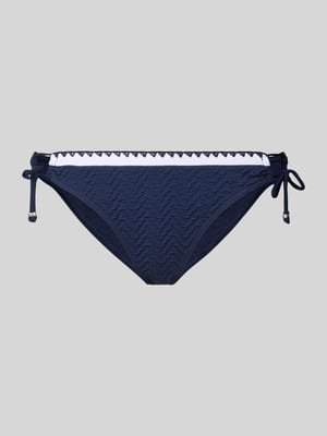 Spodnie bikini o kroju slim fit z fakturowanym wzorem model 'Jada' Shop The Look MANNEQUINE