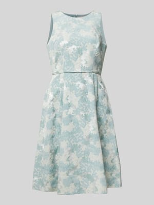 Knielanges Cocktailkleid mit gelegten Falten Shop The Look MANNEQUINE