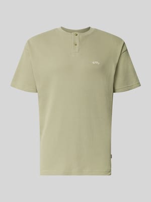 Henley-Shirt mit Strukturmuster und Label-Stitching Shop The Look MANNEQUINE