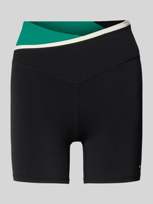 Slim Fit Shorts mit Logo-Detail Modell 'Status' Shop The Look MANNEQUINE