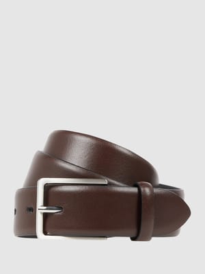 Leren riem met doornsluiting en labeldetail Shop The Look MANNEQUINE