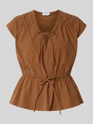Blousetop met V-hals en vetersluiting Shop The Look MANNEQUINE
