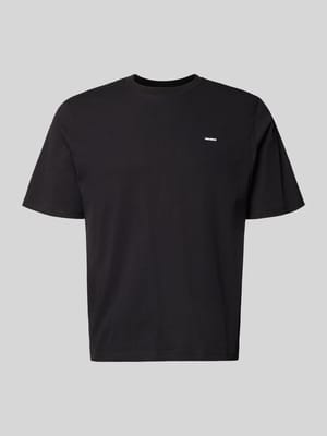 Basic T-shirt met kleine Logopatch op de borst Shop The Look MANNEQUINE