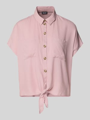 Bluzka koszulowa o pudełkowym kroju z wiązanym detalem model ‘PIA’ Shop The Look MANNEQUINE