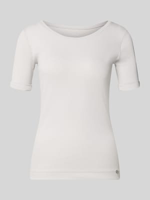T-Shirt mit Rundhalsausschnitt und Label-Detail Shop The Look MANNEQUINE