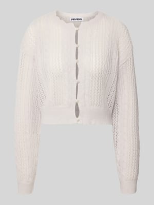 Kardigan o kroju loose fit z ażurowej dzianiny z perłowymi guzikami Shop The Look MANNEQUINE