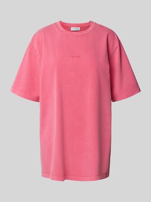 Relaxed Fit T-Shirt mit Label-Stitching Modell 'Karma Story' Shop The Look MANNEQUINE