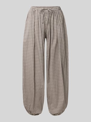 Wide Fit Hose aus reiner Baumwolle Modell 'SESAME' Shop The Look MANNEQUINE