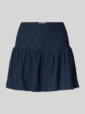 Krótka spódnica z baskinką i haftem angielskim Shop The Look MANNEQUINE